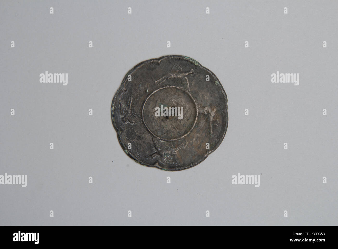 Specchio, dinastia Goryeo (918-1392), Corea, bronzo, Diam. 3 a. (7.6 cm), specchi Foto Stock