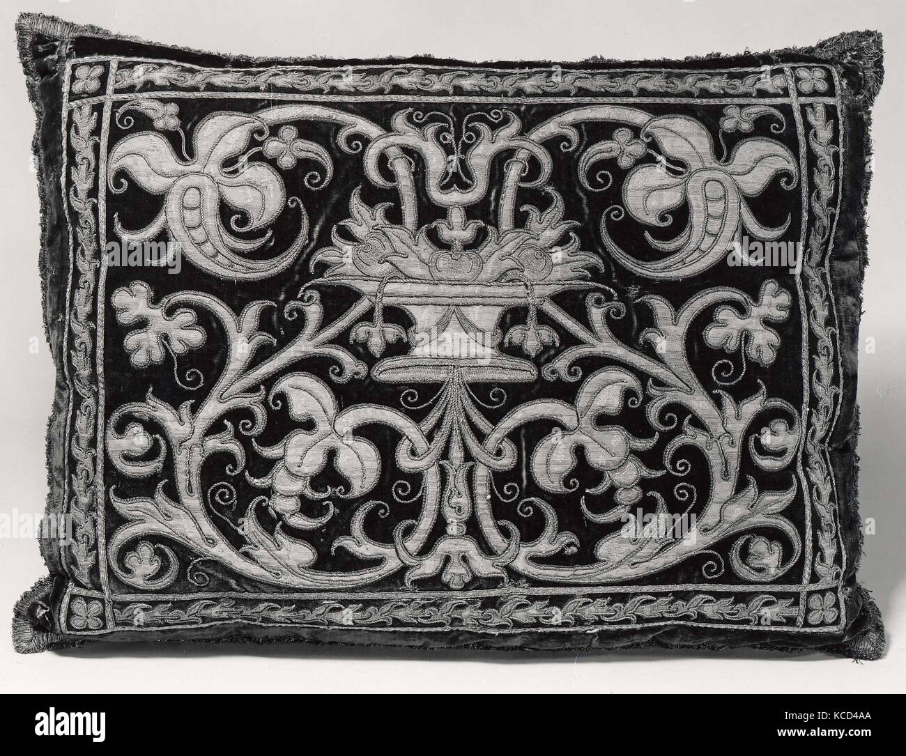 Abbigliamento realizzato nel cuscino del XVII secolo, Spagnolo, seta; metallo, 19 x 25 in. (48,2 x 63,5 cm), Textiles-Embroidered Foto Stock