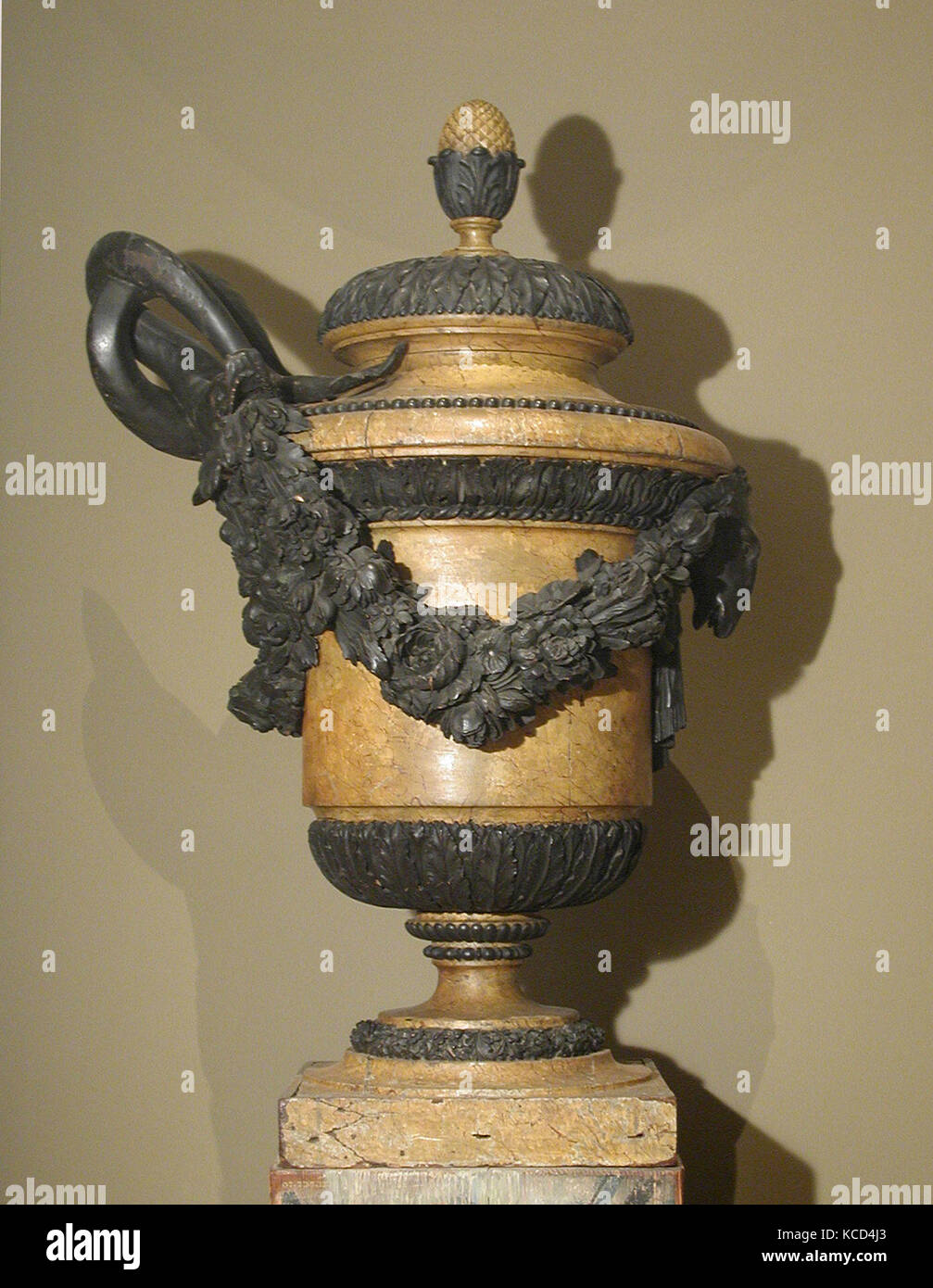 Vaso neoclassico (uno di una coppia), 1780-85, Francese, pino marezzato e scolpite, Altezza: 36 3/4 in. (93,3 cm), oggetti in legno, uno dei Foto Stock