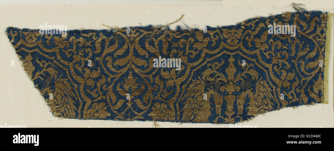 Tessuto con uccelli, xiv secolo, Spagnolo, seta, filo di metallo, complessivo: 4 1/2 × 12 1/2 in. (11,4 × 31,8 cm), Textiles-Woven Foto Stock