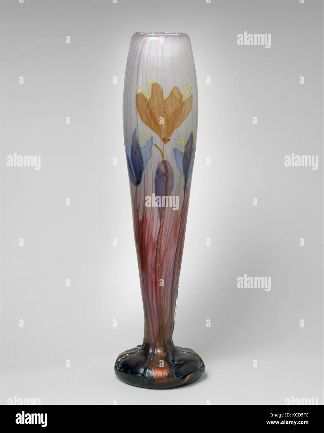 Il croco d'Autunno" Vaso, ca. 1900, vetro, H. 17-3/8, W. 3-3/4 in. (44,1 x 9,5 cm.); base W. 4-1/2 pollici (11,4 cm), vetro, avente Foto Stock