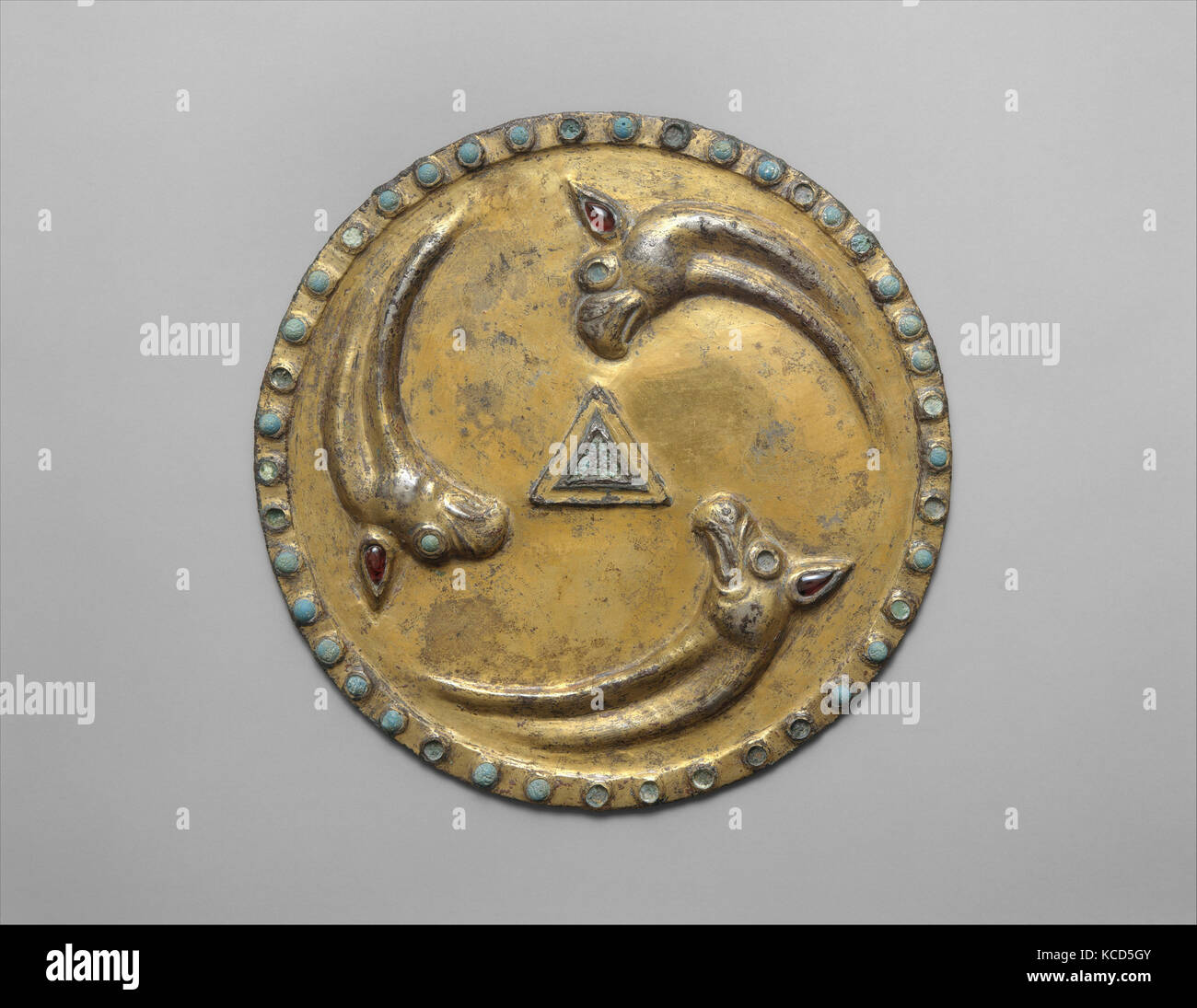 Roundel con teste di Griffin, ca. 1st-II secolo, Eurasian steppe, Sarmatian, argento, doratura, intarsi, Diam. 5 7/8 in. (14,9 cm Foto Stock