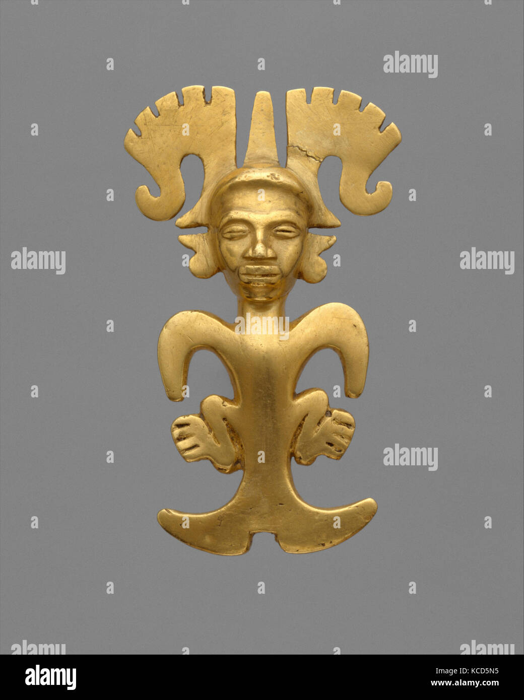 La figura stilizzata, pendente 5th-VII secolo, Panama, lo stile internazionale, oro, H. 2 3/4 in. (6,99 cm), Metal-Ornaments, espressi in Foto Stock