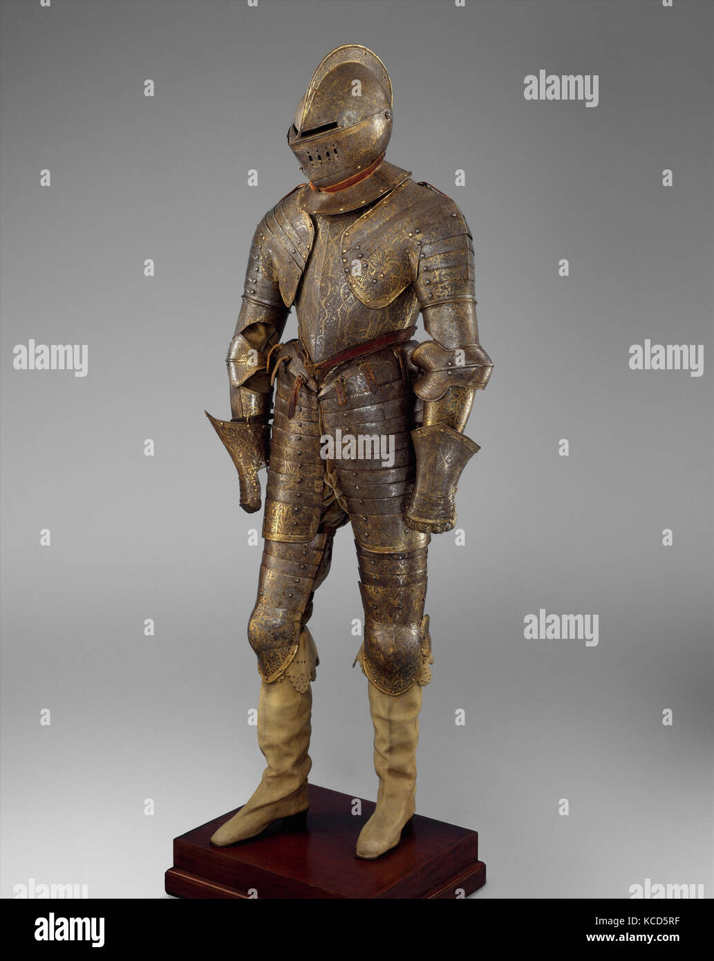 Armor per soldati di cavalleria pesante con abbinamento Shaffron (testa di cavallo per la difesa), ca. 1600 Foto Stock