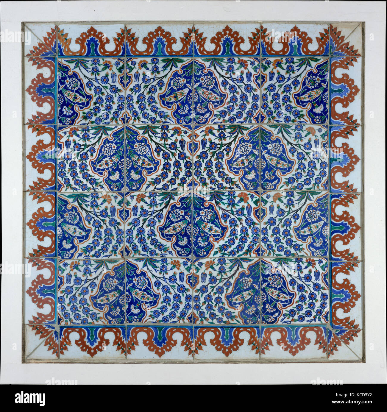 Pannello di piastrelle, seconda metà del XVI secolo, realizzati in Turchia, Iznik, Stonepaste; policromo dipinto sotto un velo di smalto trasparente., H. 53 5 Foto Stock