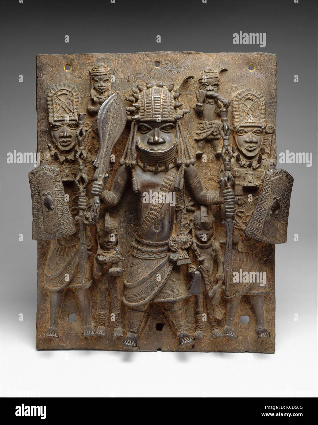 La placca: Warrior e accompagnatori, 16th-XVII secolo, Nigeria, Corte di Benin, Edo popoli, ottone, H. 18 3/4 in. (47,6 cm), metallo Foto Stock