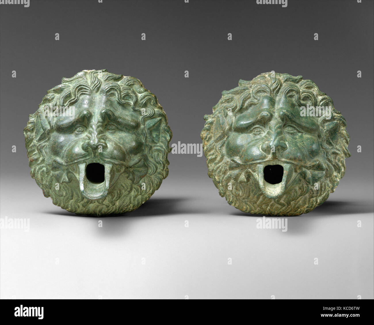 Bronzo erogatori di acqua sotto forma di maschere di Lion, ca. 100 A.C.-A.D. 100 Foto Stock