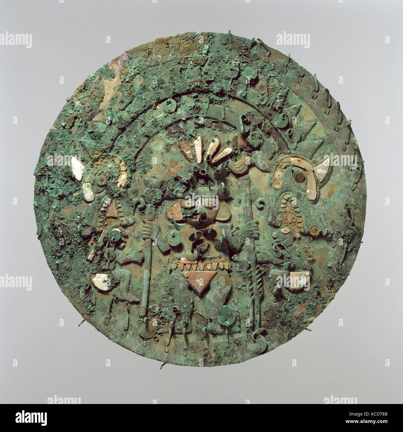 Disco con la figura, 2A-III secolo, Perù, Moche, rame dorato, rame argentato, shell, turchese, Diam. 11 1/8 in. (28,2 cm Foto Stock