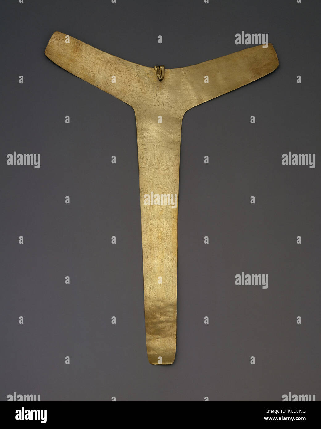 Lembi pettorali, 13th-XVI secolo, Colombia, sonso, oro, H. 14 3/8 x W. 10 1/4 in. (36,5 x 26 cm), Metal-Ornaments Foto Stock