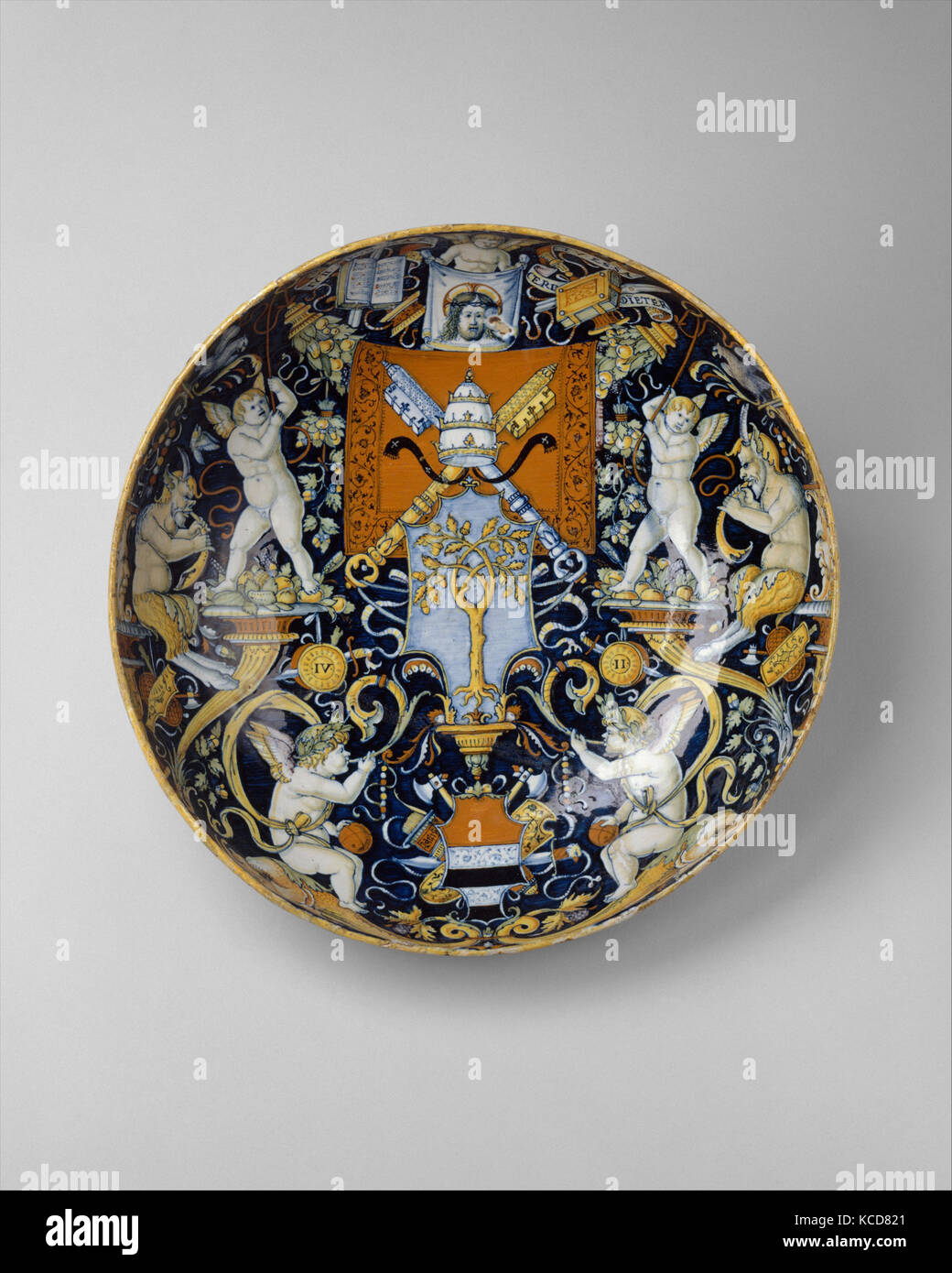 Ciotola con lo stemma di Papa Giulio II e la Manzoli di Bologna circondato da putti, cornucopiae, satiri, delfini, uccelli Foto Stock