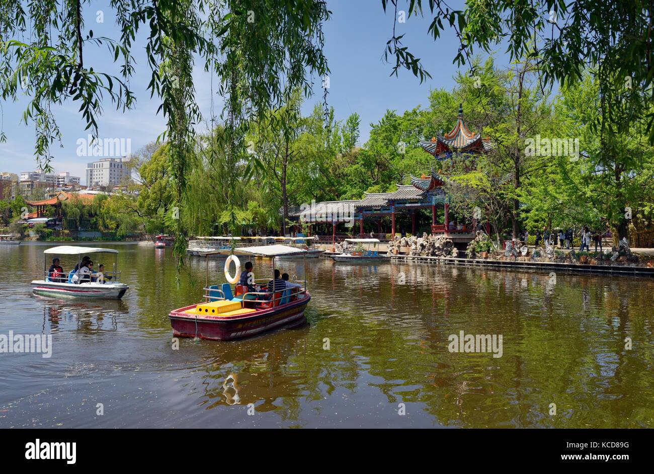 Green Lake Park nella città di Kunming date dalla dinastia Qing. nautica e lakeside padiglioni. provincia di Yunnan in Cina. città di eterna primavera Foto Stock