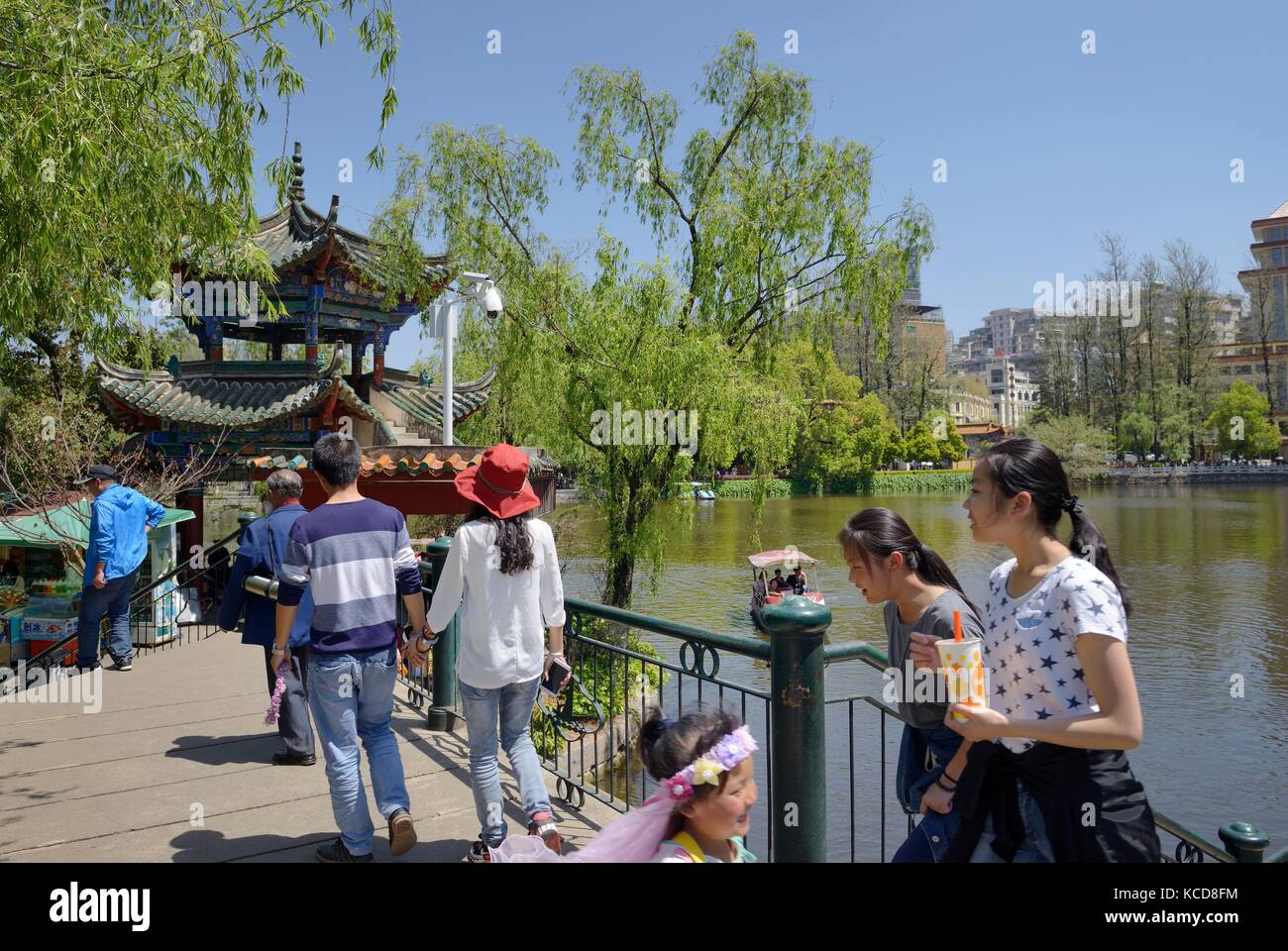 Il Green Lake Park nella città di Kunming risale alla dinastia Qing. Strutture nautiche e padiglioni sul lago. Provincia dello Yunnan, Cina. Città della Primavera Eterna Foto Stock