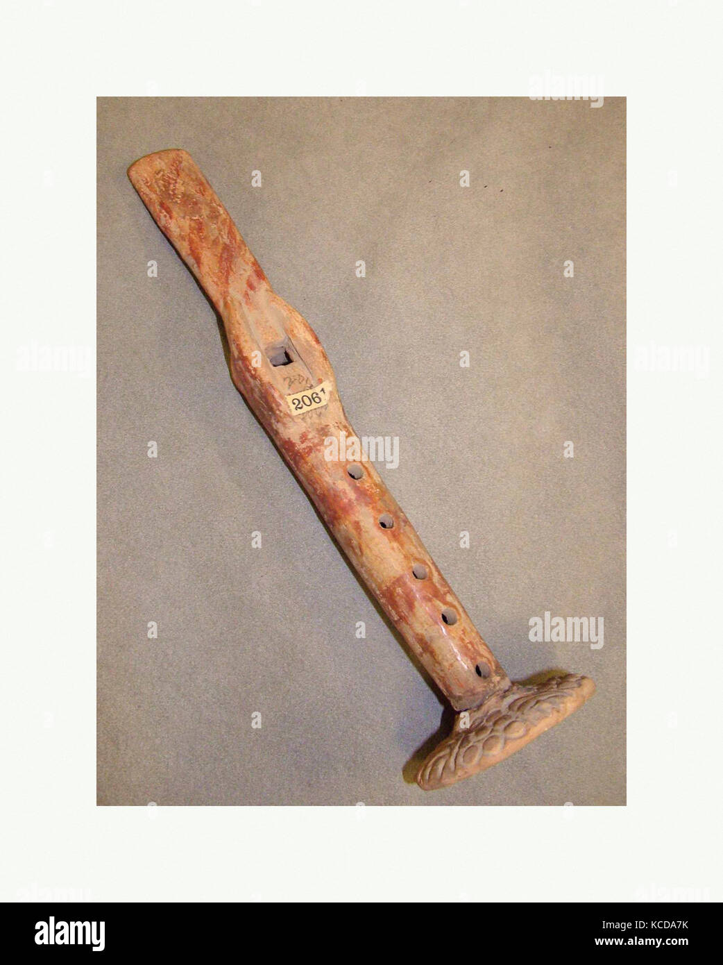 Pottery flauto, precolombiana, ca. 900-1521, Messico, probabilmente Toltec, argilla, Altezza: 10 5/8 in. (27 cm), Aerophone-Blow Foto Stock Pottery flauto, precolombiana, ca. 900-1521, Messico, probabilmente Toltec, argilla, Altezza: 10 5/8 in. (27 cm), Aerophone-Blow Foto Stock