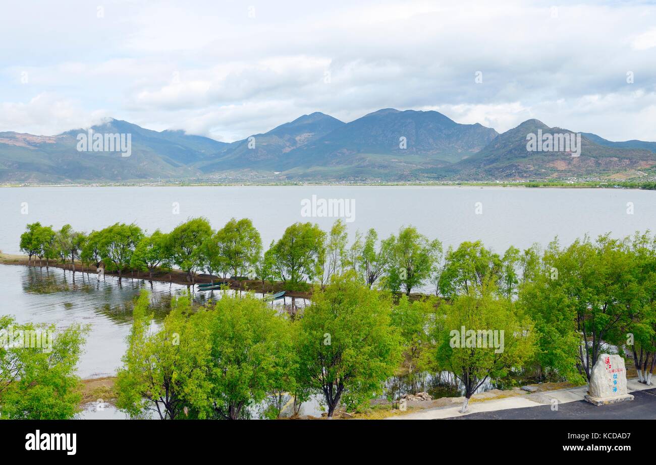 A nord sul lago Lashi presso la riserva naturale di Lijiang Lashihai Plateau Wetland, Yunnan. Importante popolo etnico Naxi e li e importante area di migrazione degli uccelli Foto Stock