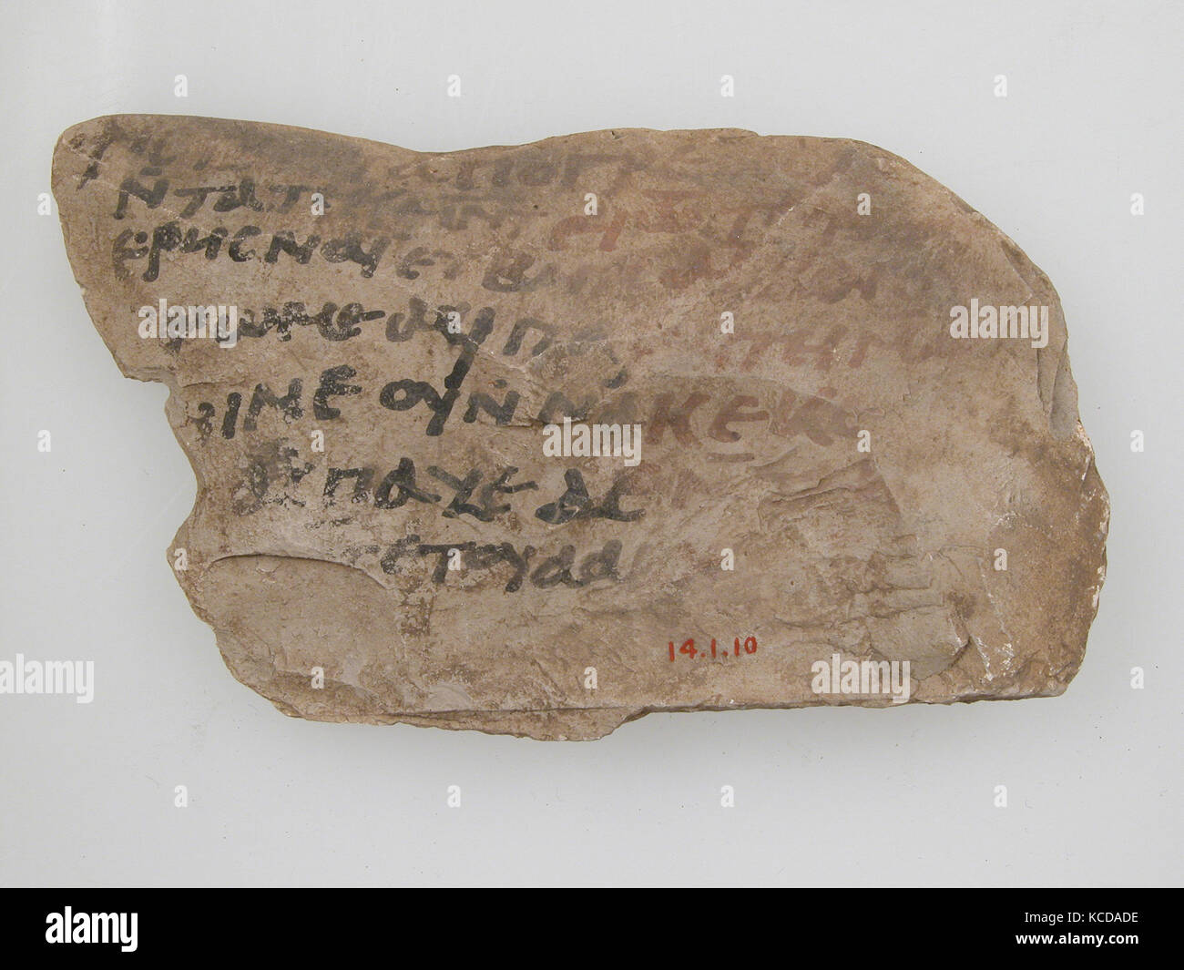 Ostrakon con una lettera, 600, realizzata a Tebe, Bizantina Egitto copto, calcare con inchiostro iscrizione, 4 1/2 x 2 9/16 in. (11,5 Foto Stock