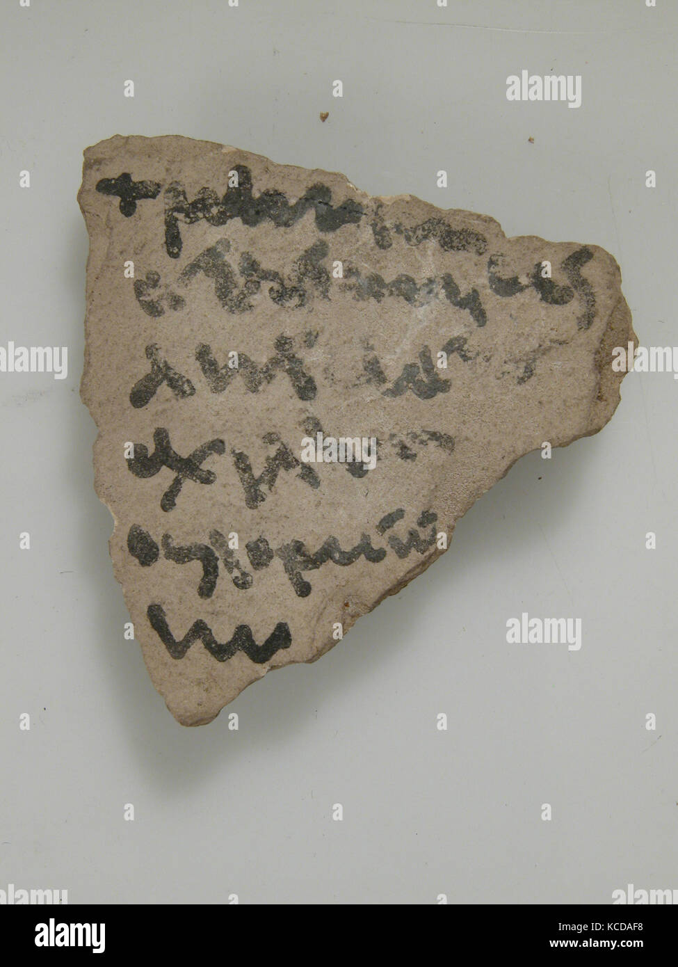 Ostrakon con linee da Iliade di Omero, 600, realizzata a Tebe, Bizantina Egitto copto, calcare con inchiostro iscrizione, 1 9/16 x 1 Foto Stock