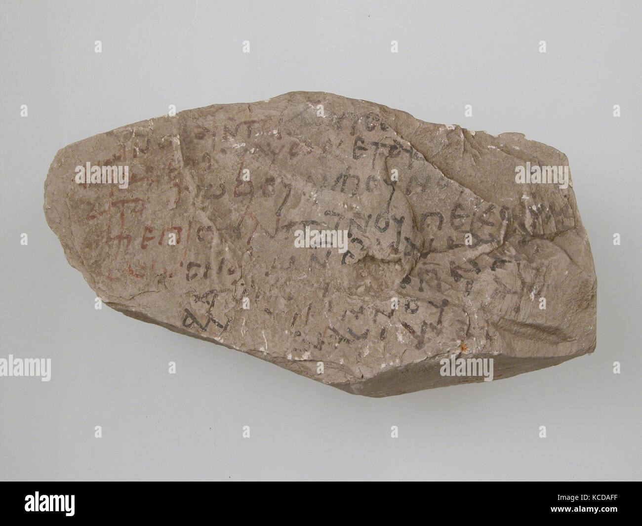 Ostrakon con una lettera, 600, realizzata a Tebe, Bizantina Egitto copto, calcare con inchiostro iscrizione, complessivo: 5 3/8 x 2 15/16 Foto Stock