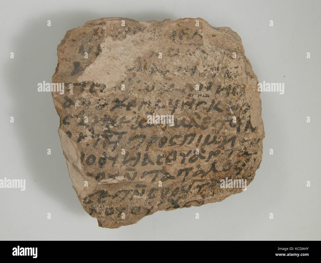 Ostrakon con una lettera, 580-640, realizzata a Tebe, Bizantina Egitto copto, calcare con inchiostro iscrizione, 3 1/16 x 3 in. (7.7 x Foto Stock