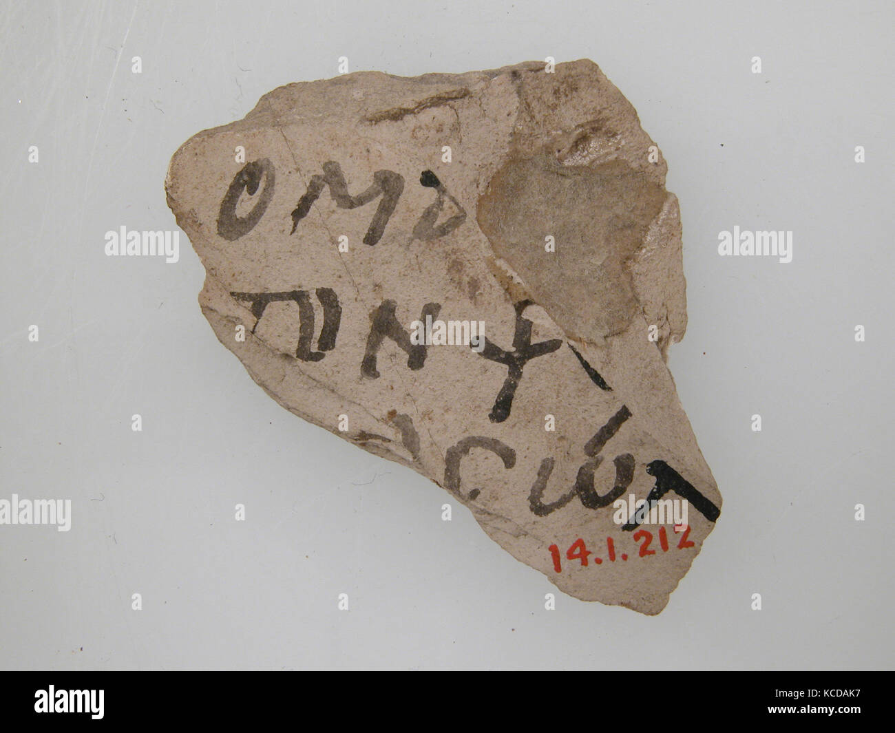 Ostrakon con un Trisagion, 580-640, realizzata a Tebe, Bizantina Egitto copto, calcare con inchiostro iscrizione, 1 5/16 x 1 5/8 in Foto Stock