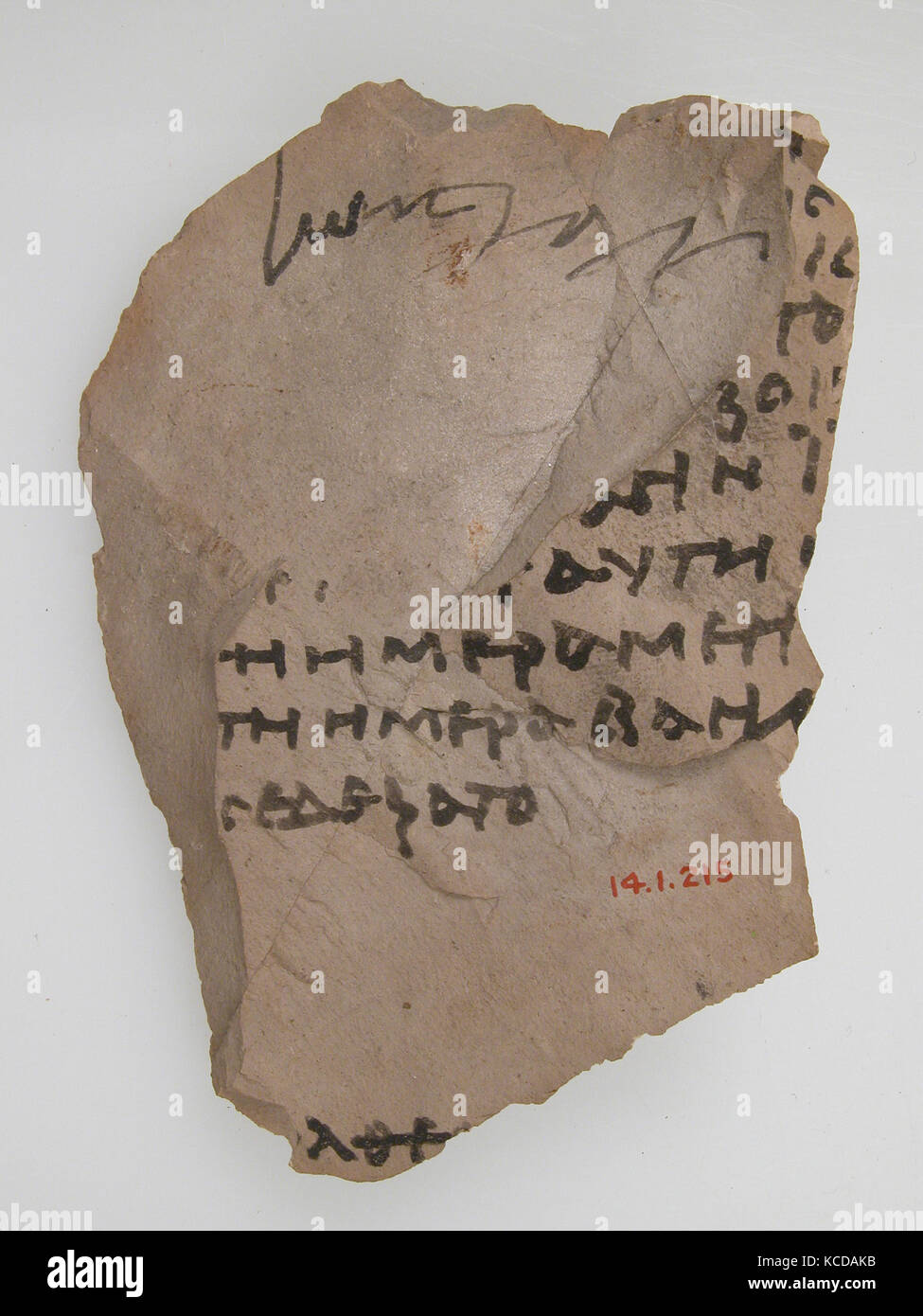 Ostrakon con Troparion, 580-640, realizzata a Tebe, Bizantina Egitto copto, calcare con inchiostro iscrizione, 3 1/16 x 4 5/16" Foto Stock