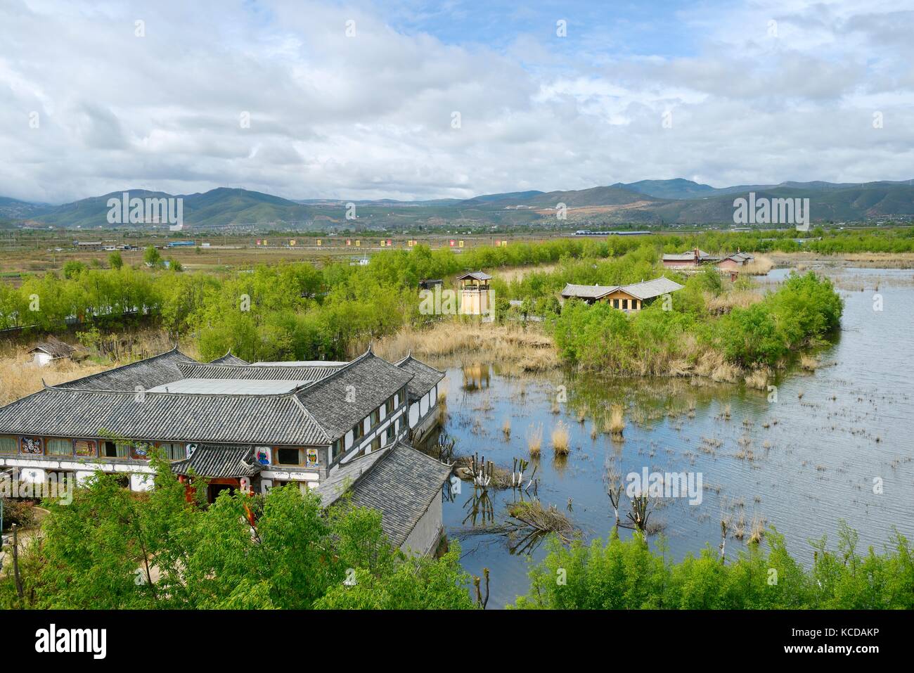 Lago lashi a Lijiang altopiano lashihai wetland riserva naturale, yunnan. importante naxi e li etnia e la grande migrazione di uccelli area. vista ovest Foto Stock