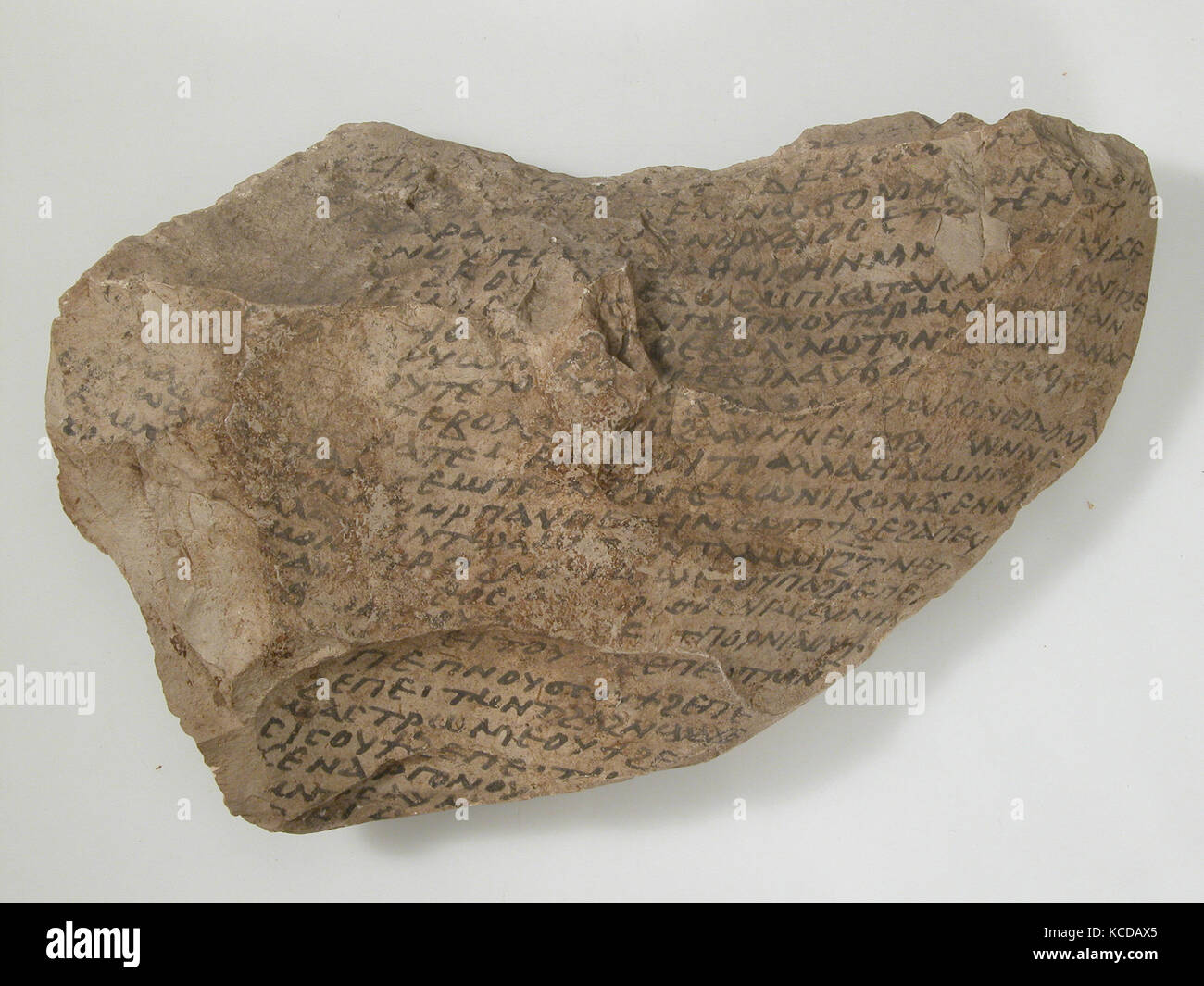 Ostrakon con una omelia da Atanasio, 600, realizzata a Tebe, Bizantina Egitto copto, calcare con inchiostro iscrizione, complessivo: 5 1 Foto Stock