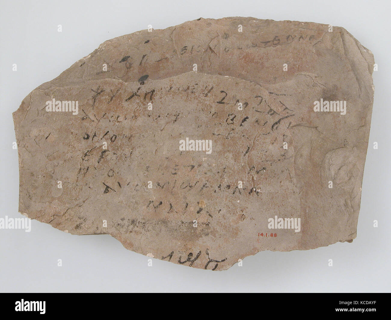 Ostrakon con il testo biblico, 600, realizzata a Tebe, Bizantina Egitto copto, calcare con inchiostro iscrizione, 8 x 5 11/16 in. (20.3 Foto Stock