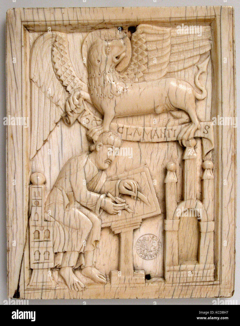 Evangelista san marco la scrittura del Vangelo con il suo simbolo, il leone, tenendo una chiocciola, xi secolo Foto Stock