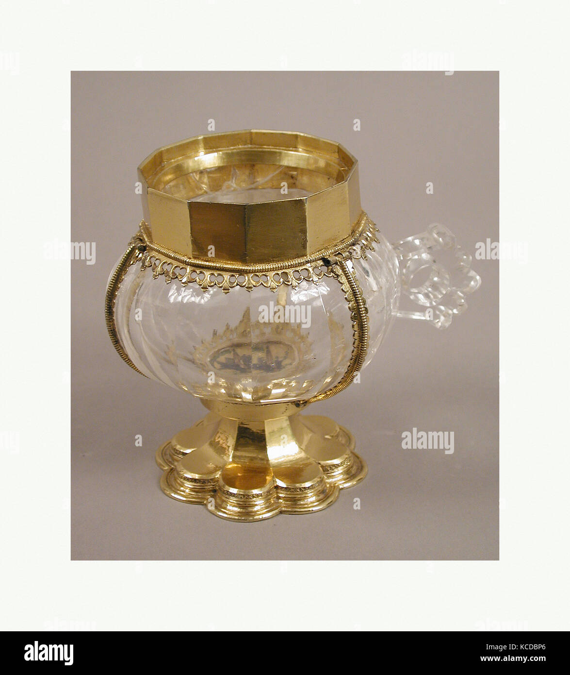 Cup con supporti Gilded-Silver, 1375-1400, in francese o in italiano, il cristallo di rocca, argento e argento-dorato, smalto?, complessivo: 5 9/16 x 6 1/2 Foto Stock