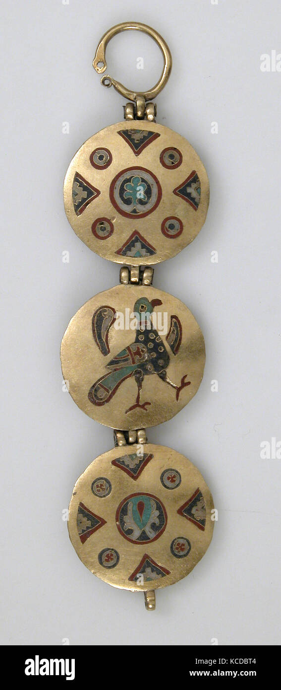 Catena con uccelli e motivi geometrici, 1000-1200, realizzata a Kiev (probabilmente), Kievan Rus', smalto cloisonné, oro, complessivo: 4 9/16 Foto Stock