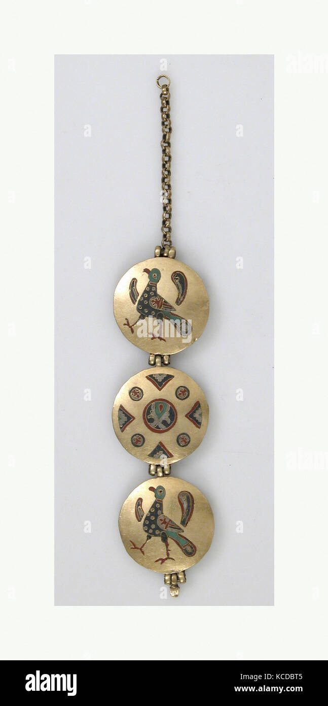 Catena con uccelli e motivi geometrici, 1000-1200, realizzata a Kiev (probabilmente), Kievan Rus', smalto cloisonné, oro, globale Foto Stock