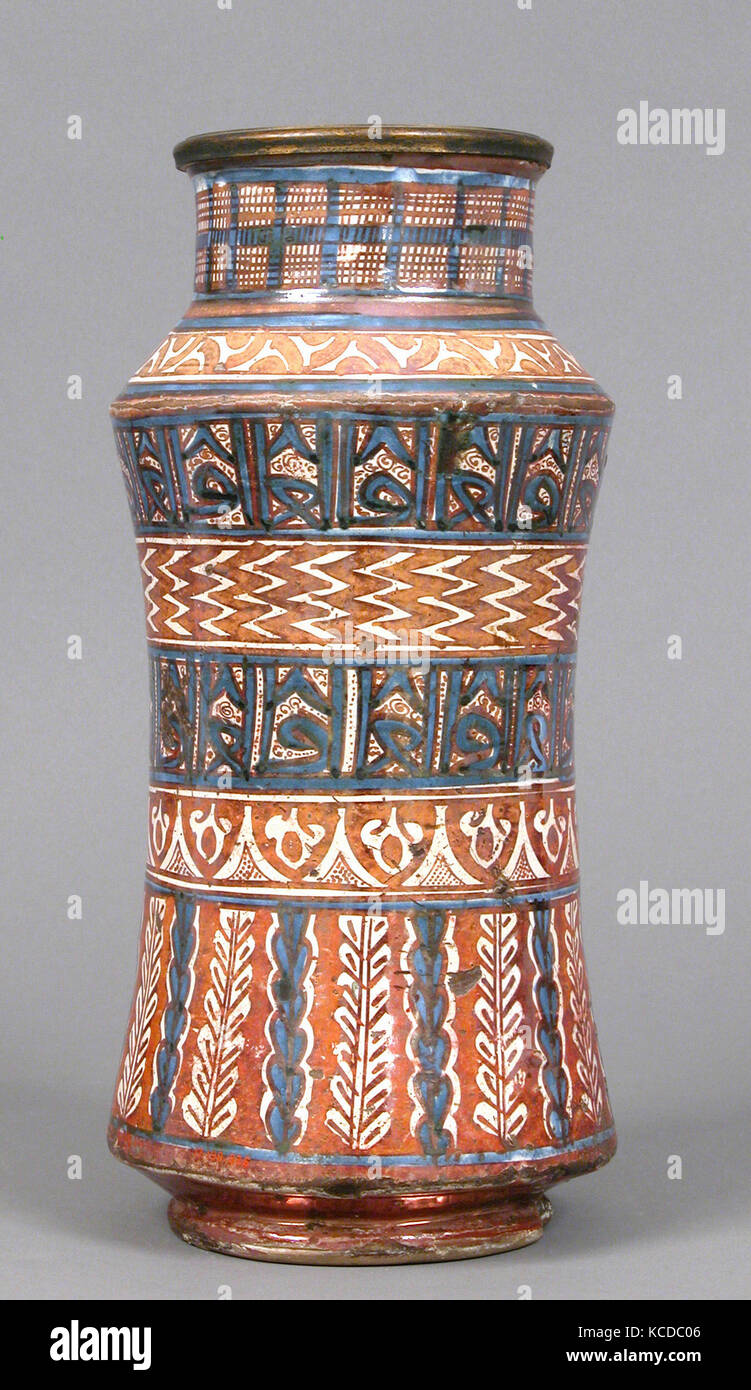 Vaso di farmacia, 1400-1450, realizzato in probabilmente Manises, Valencia, Spagna, Spagnolo, stagno-terracotta invetriata, complessivo: 13 1/16 x diam. 6 Foto Stock