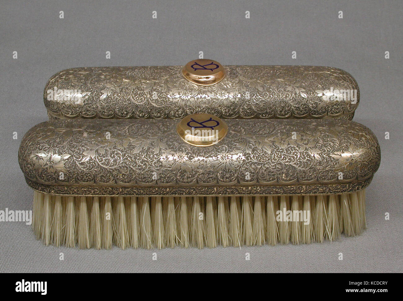 Spazzola per vestiti (uno di una coppia), 1874-75, britannico, Londra,  argento, complessivo: 2 5/8 x 7 1/4 x 1 5/8 in. (6,7 x 18,4 x 4,1 cm Foto  stock - Alamy