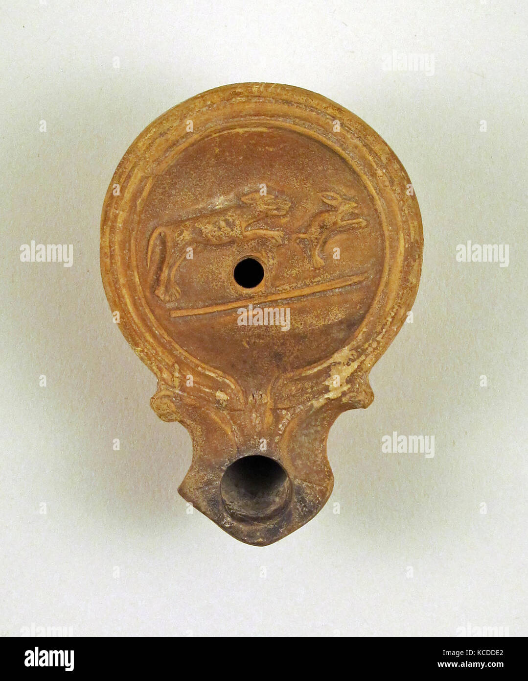 Lampada di terracotta, Early Imperial, ca. 27 A.C.-A.D. 38, Romana, cipriota, terracotta; stampo-made, complessivo: 1 x 2 15-16. (2,5 x 7.5c Foto Stock