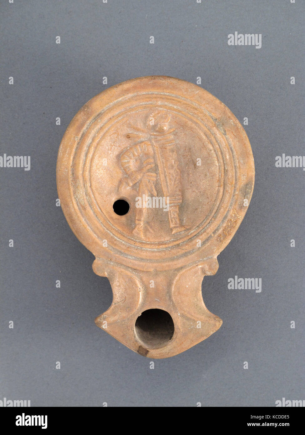 Lampada in terracotta con gladiator, Early Imperial, ca. A.D. 40-80, Romana, terracotta; stampo-made, complessivo: 1 1/16 x 3 15/16 in. (2.7 Foto Stock