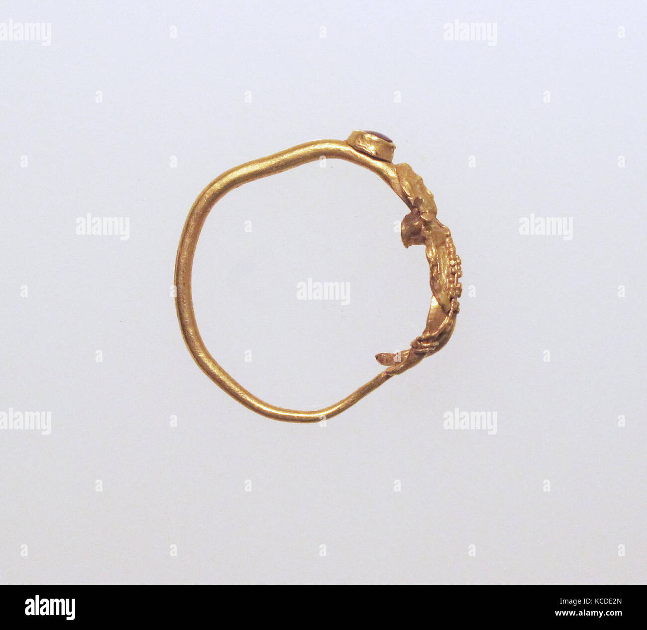 Orecchini con figura umana, oro, altri: 15/16 x 1/4 x 7/8 in. (2,3 x 0,7 x 2,2 cm), oro e argento Foto Stock