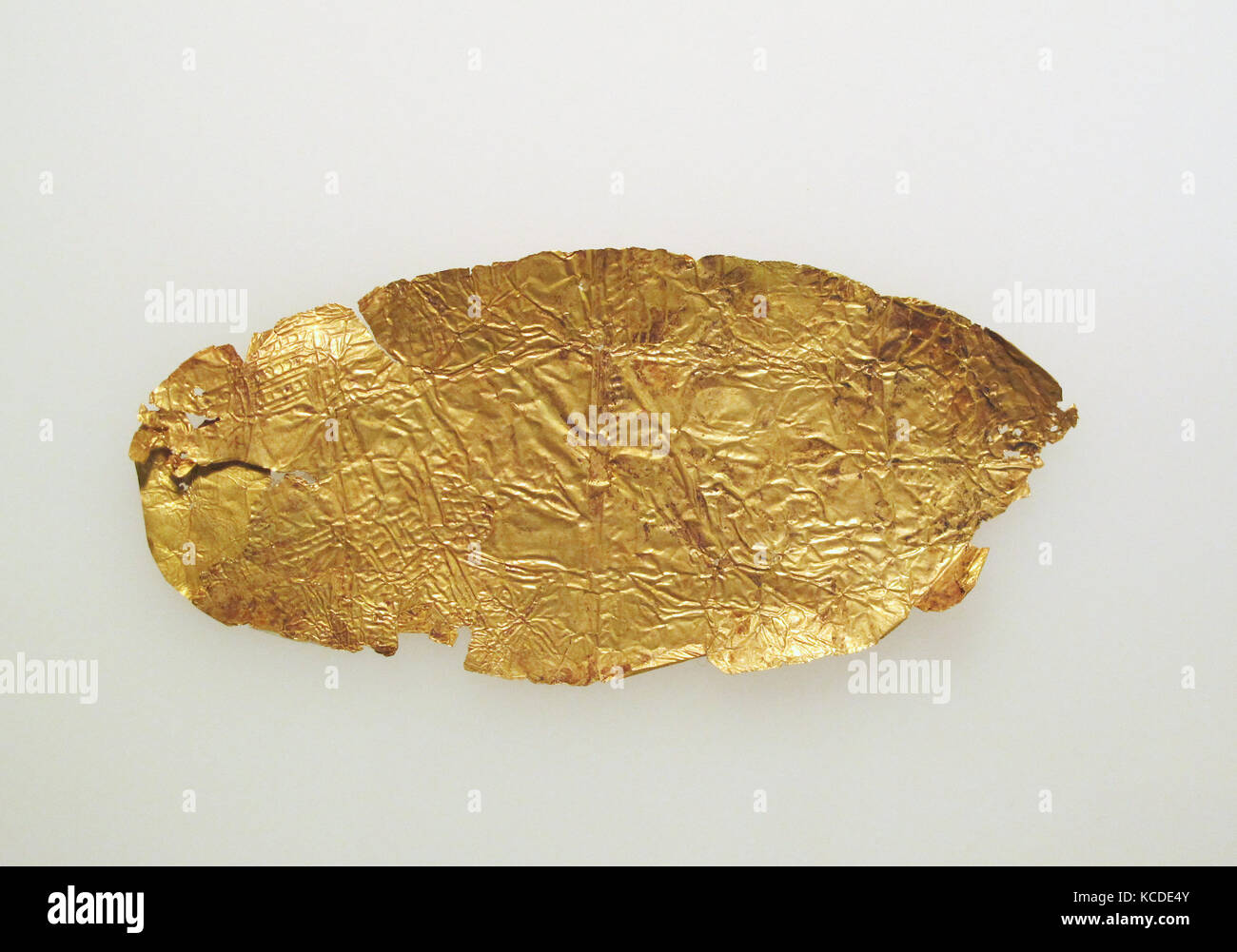 Frontlet di foglia oro, oro, altri: 1 5/16 x 3 3/4 in. (3,4 × 9,5 cm), oro e argento Foto Stock