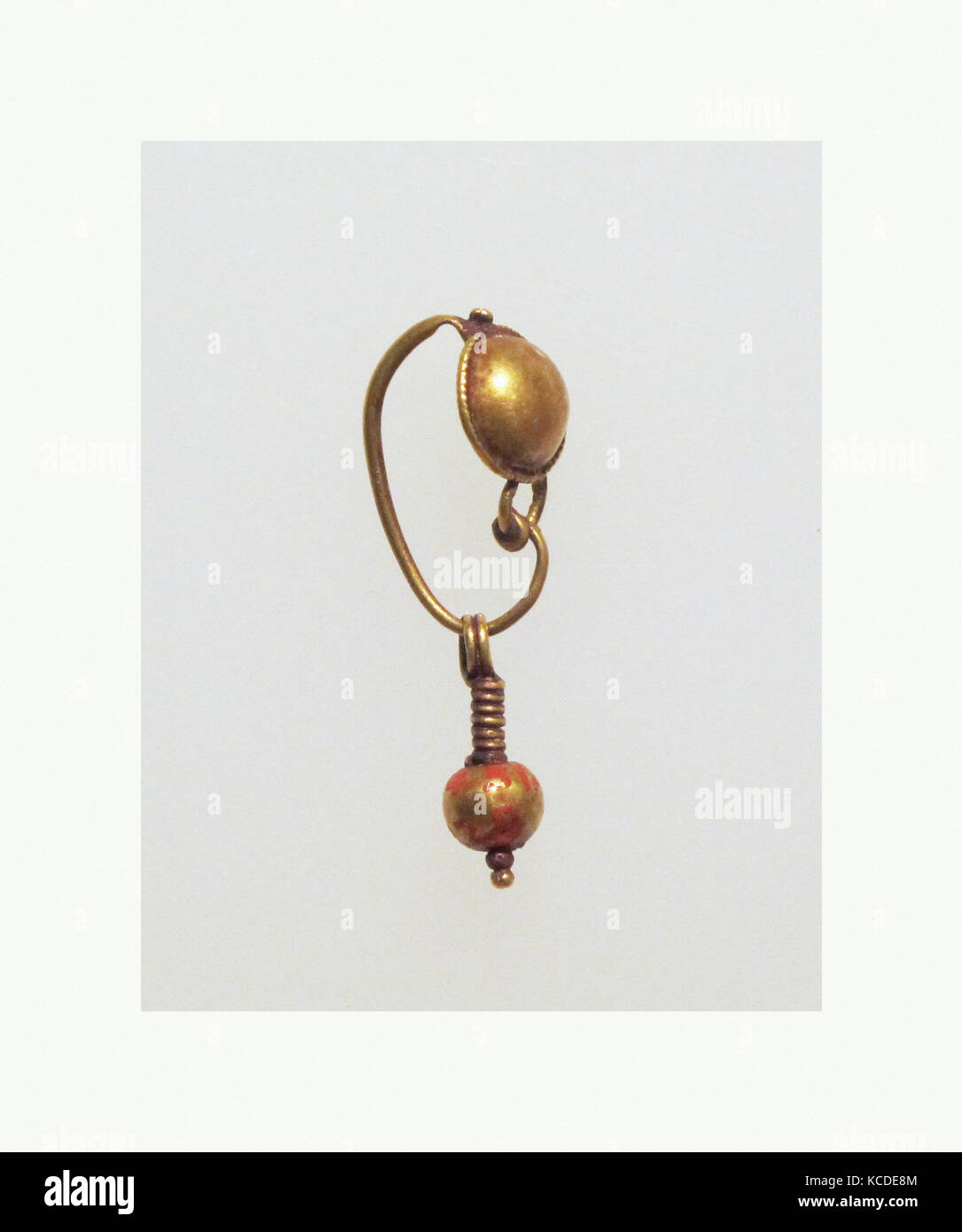 Orecchini con pendente oro, altri: 1/4 x 5/16 x 15/16 in. (0,7 x 0,9 x 2,4 cm), oro e argento Foto Stock