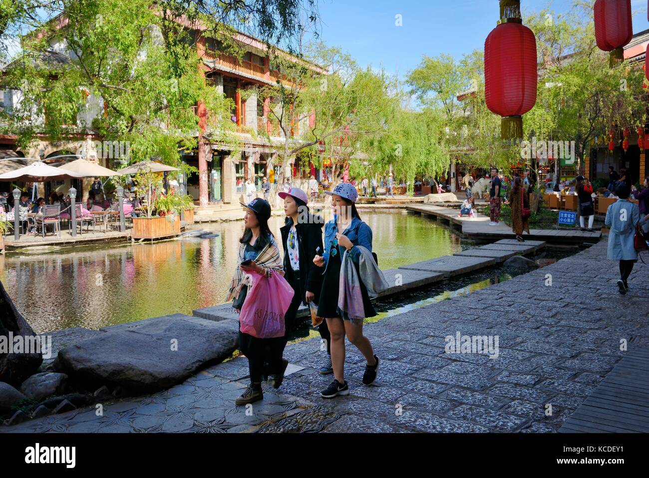Shuhe città vecchia sito patrimonio mondiale, nella provincia dello Yunnan in Cina. naxi etnia antico sito a Lijiang. sale da tè e negozi di souvenir scene di strada Foto Stock