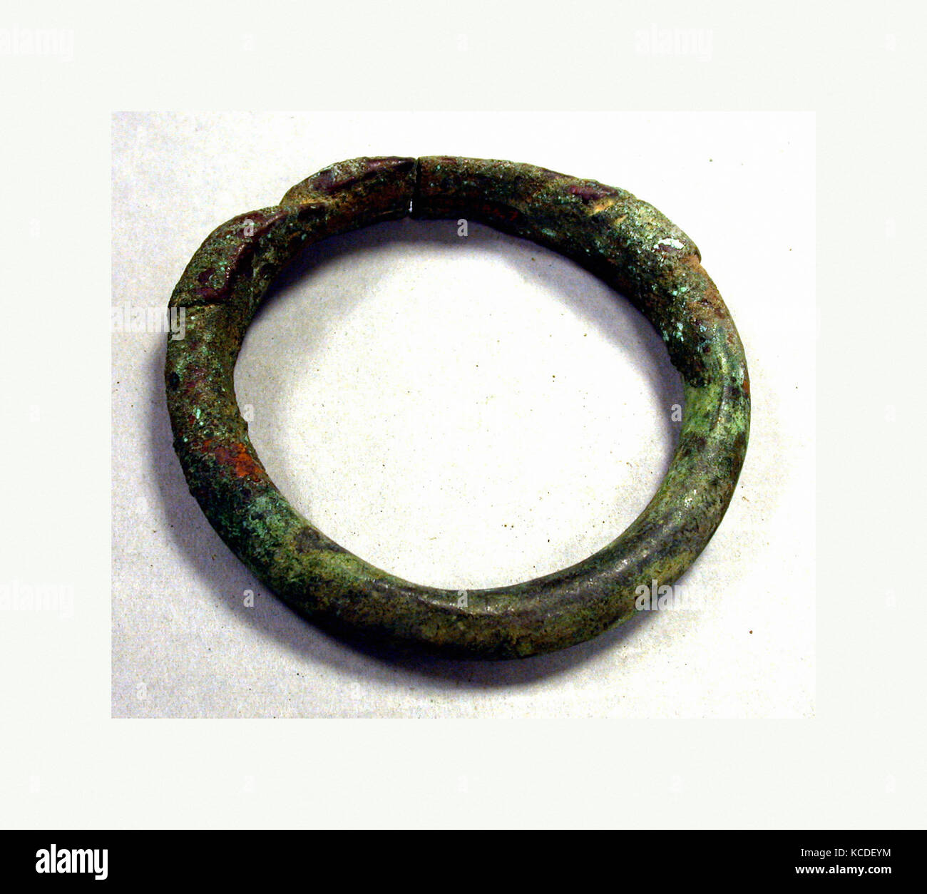 Bracciale, 11th-XVI secolo, Mali, la navigazione del Delta del Niger regione, Djenné popoli, in lega di rame, Diam. 4 1/4 in. (10,8 cm), metallo Foto Stock