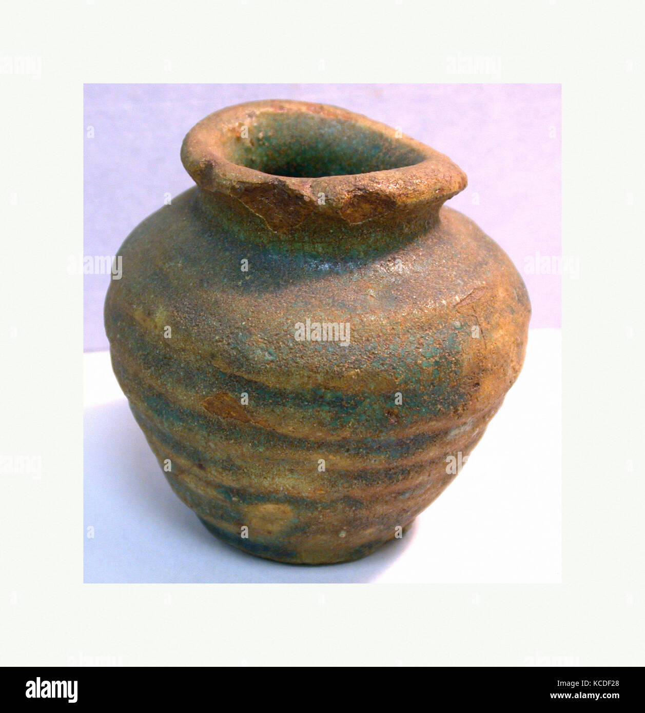 Piccolo vaso con resti di smalto verde, ca. 3rd-VII secolo A.d Foto Stock