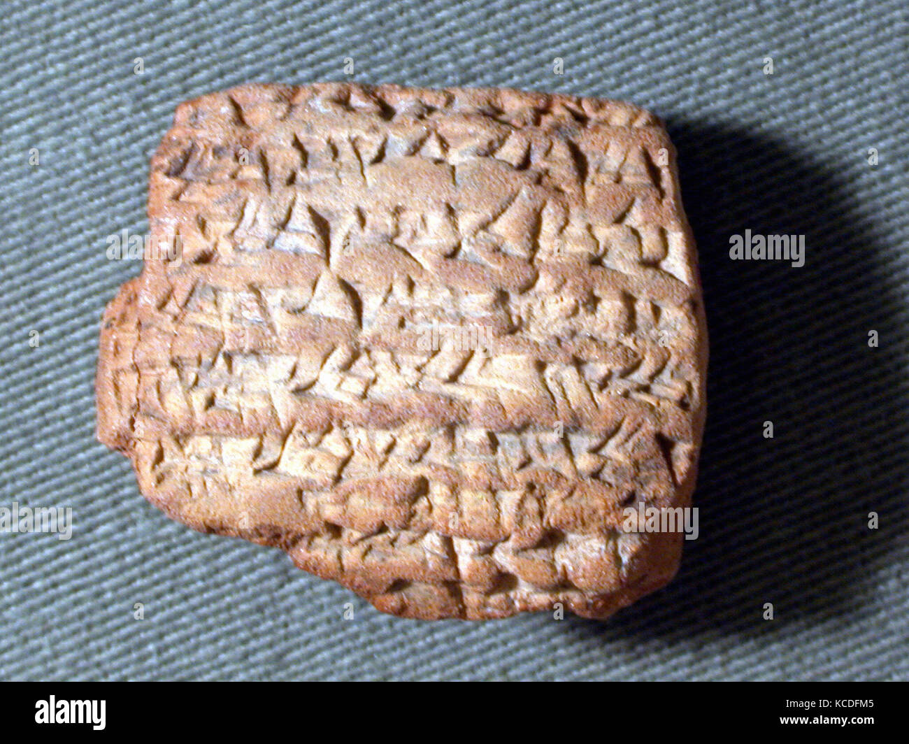 Tavoletta cuneiforme: frammento di un contratto, ca. 7th-IV secolo A.C. Foto Stock