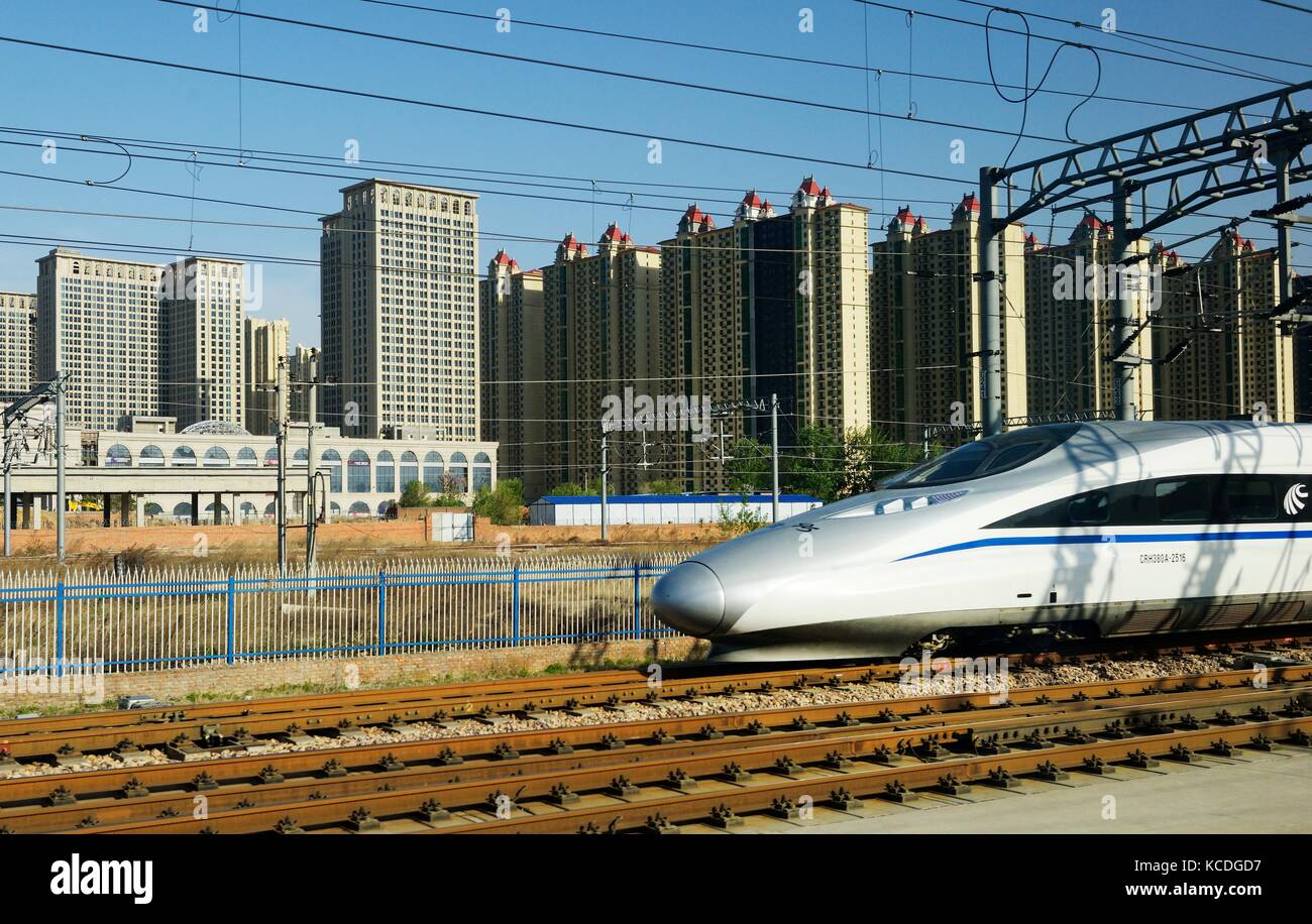 Il cinese elettrico ad alta velocità del treno bullet sulla rampa di Pechino linea in Shijiazhuang stazione ferroviaria, nella provincia di Hebei. Il modello di motore crh380A-2516 Foto Stock