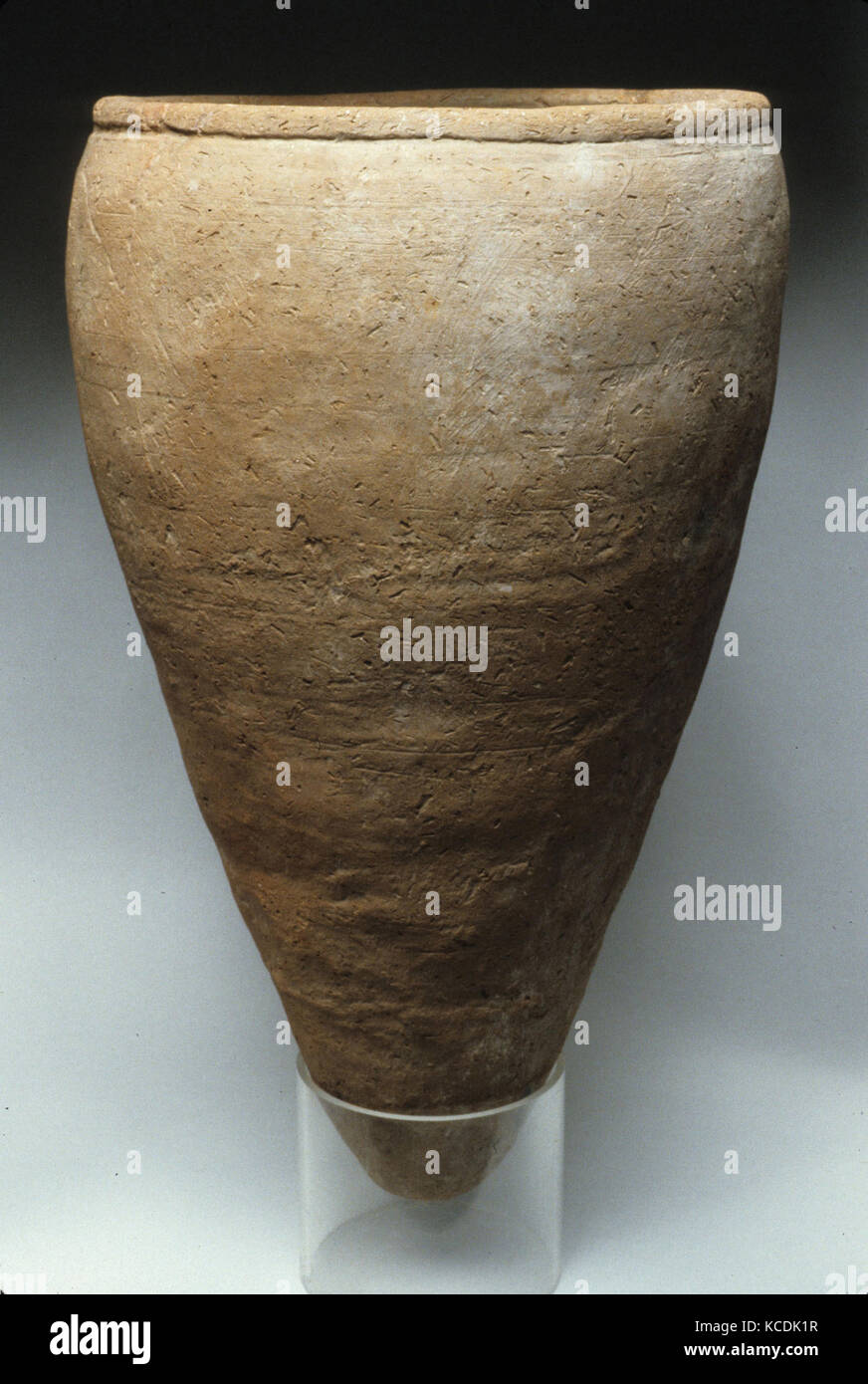 Ruvido ware storage jar, Predynastic, Naqada II, ca. 3500-3300 A.C., dall'Egitto, Sud Alto Egitto, Hierakonpolis (Nekhen Foto Stock