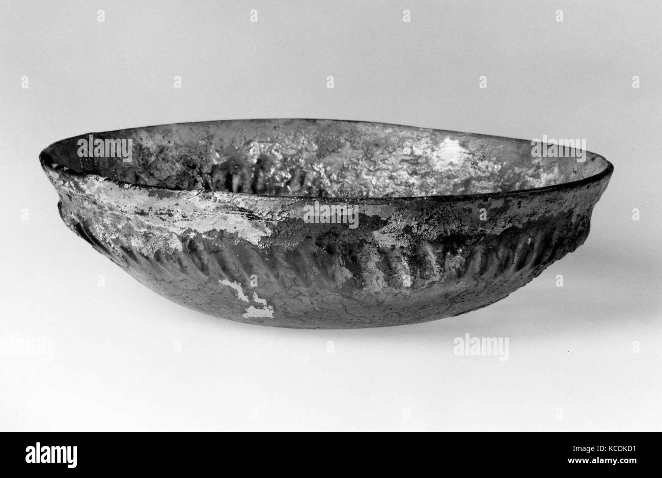 Ciotola nervata, 1° secolo, romana, trasparente bluastro pallido vetro verde con piccole bolle sferiche. Cast o versata come un disco Foto Stock