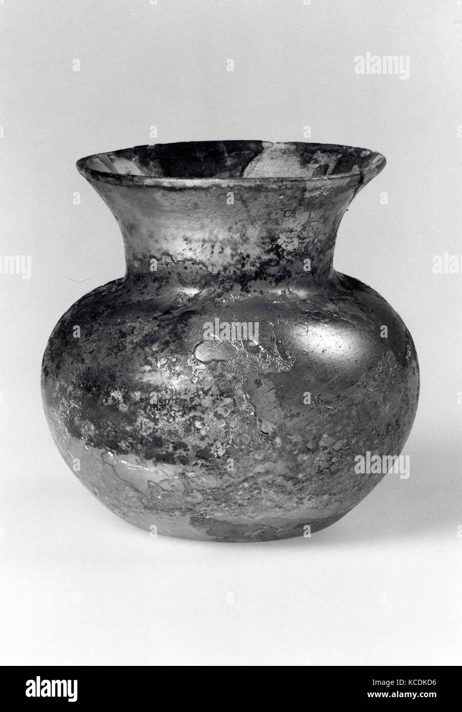 Jar, 3rd-IV secolo, romano, quasi incolore con vetro verde giallognolo tinta. Bruciato, il cerchio finiti al forno., H. 9.1 Foto Stock