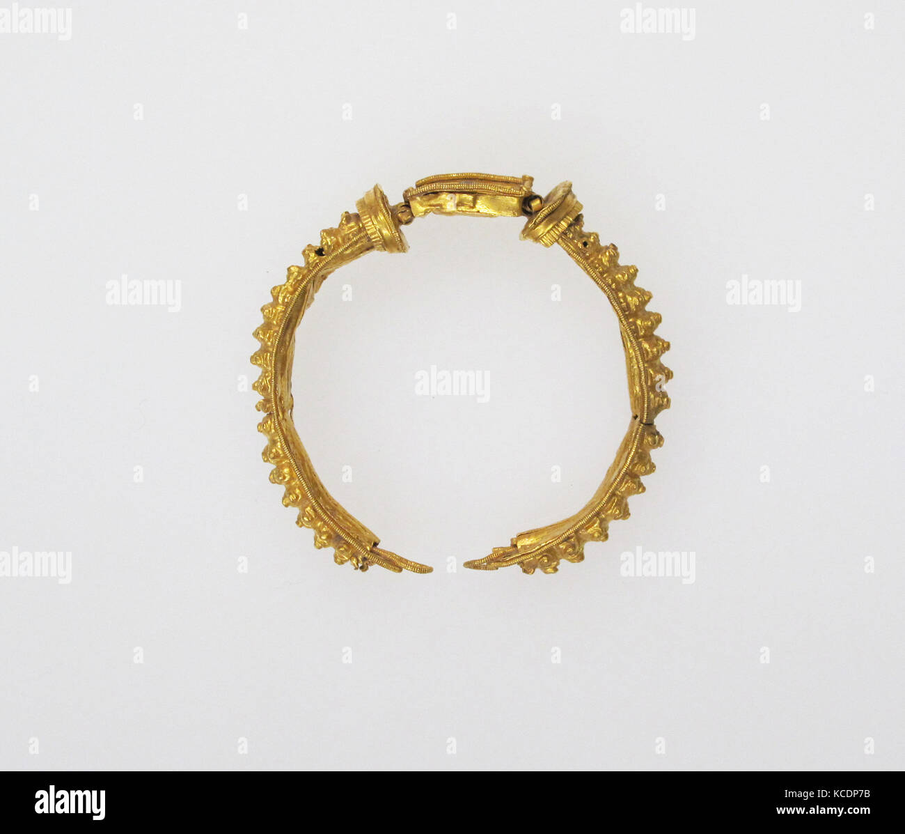 Bracciale con granati, tardo classico, del IV secolo A.C., greco, oro, granato, Altri: 2 3/8 × 11/16 × 3/8 in. (6,1 × 1,7 × 1 cm Foto Stock