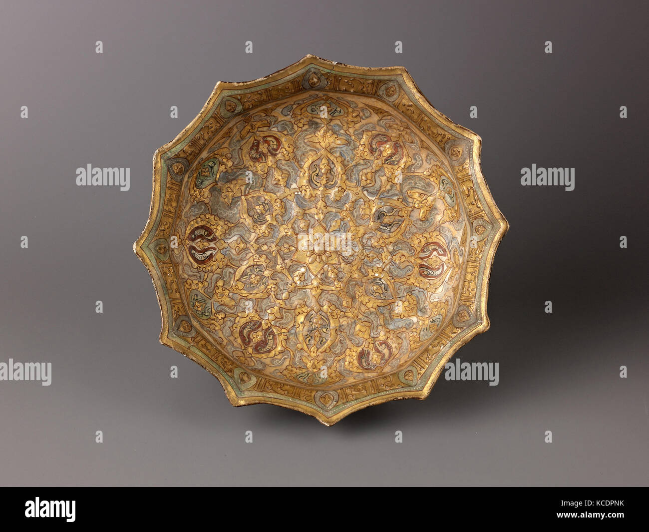 Bacino sfaccettato, mina i' ('smaltò') ware, inizio del XIII secolo Foto Stock