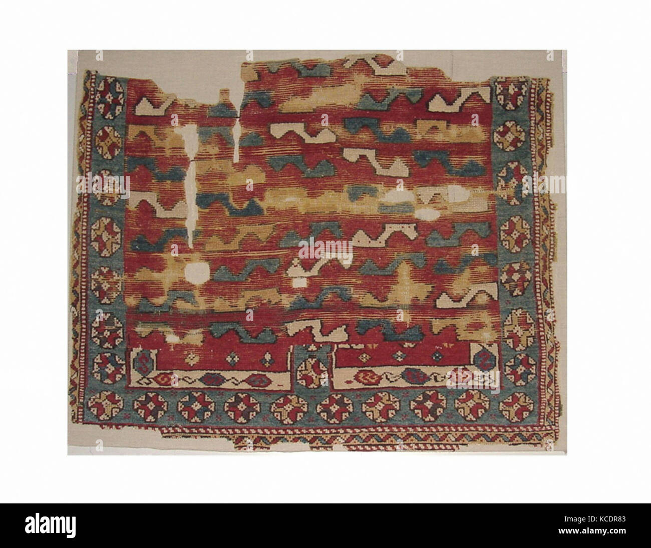 Un frammento, XVIII secolo o in precedenza, realizzati in Turchia, Lana pila sulla fondazione in lana, 50 x 62 in. (127 x 157,5 cm), Textiles-Rugs Foto Stock