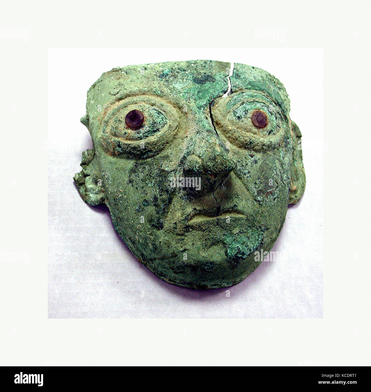Il rame maschera facciale ornamento, 2nd-VII secolo, Perù, Moche, Rame (martellato), shell, H x W: 7 1/8 x 8 7/16a. (18,1 x 21,5 cm Foto Stock